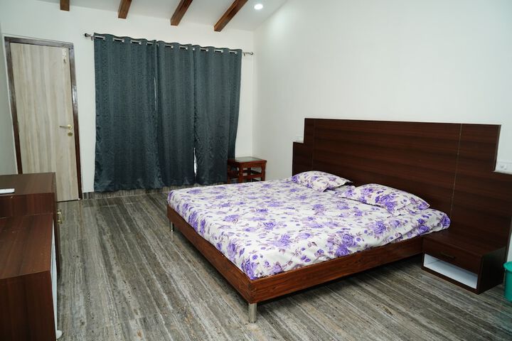 Room 5 of 8
