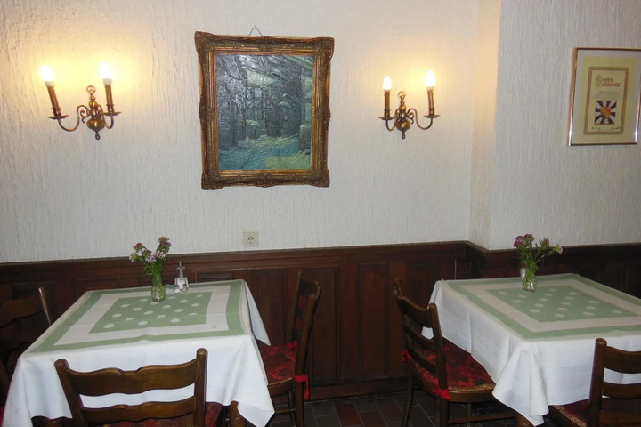 Dining 9 of 12