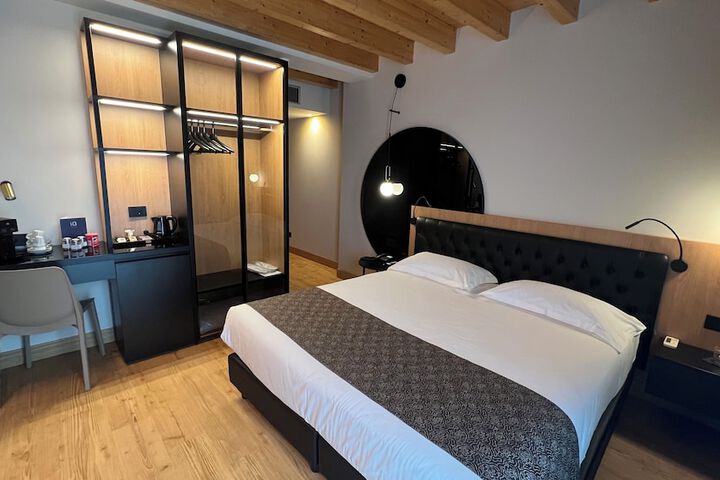 Room 35 of 233