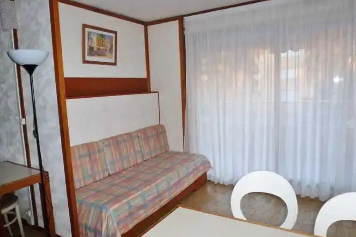 Room 6 of 18