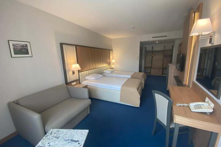Room 6 of 37