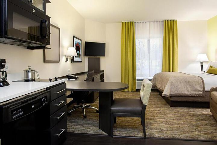Studio Queen Size Bed (7 of 11)