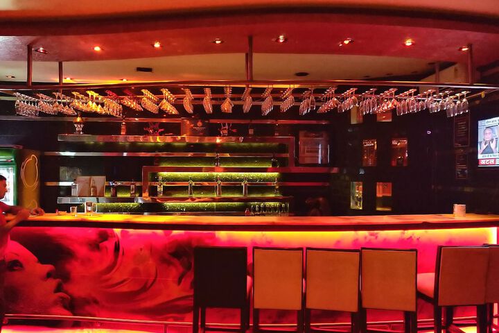 Lounge 44 of 68