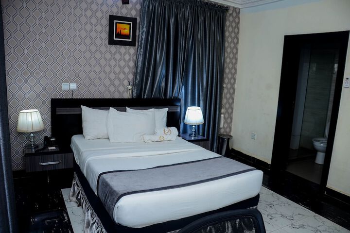 Room 4 of 43