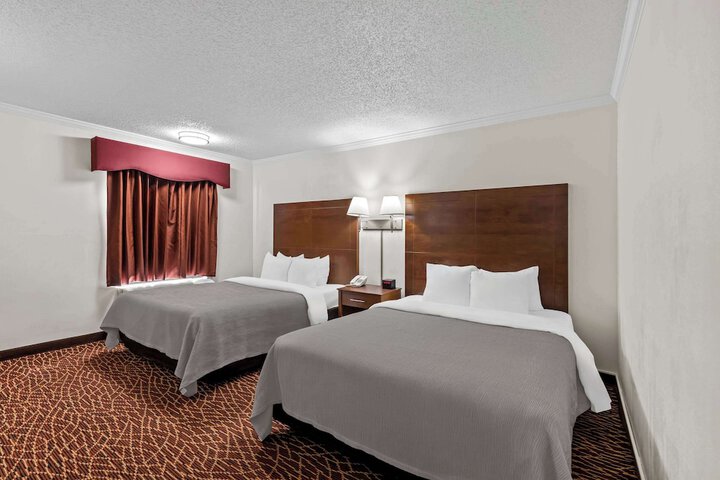 2 Queen Beds (1 of 9)