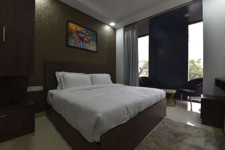 Room 15 of 33