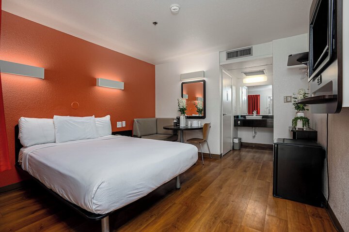 1 Queen Bed (4 of 4)