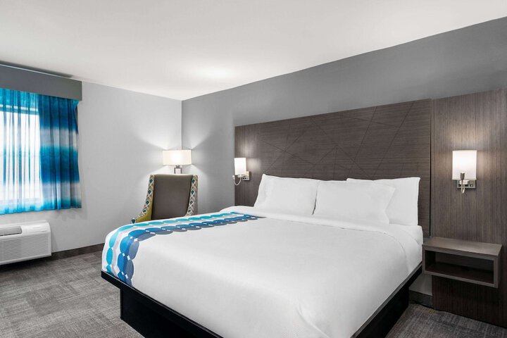 1 King Bed Deluxe Room (6 of 11)