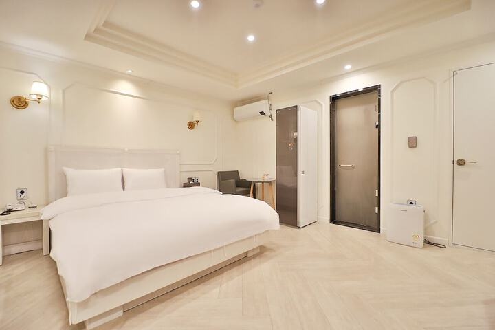 Room 43 of 63