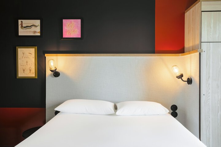 Room 27 of 118