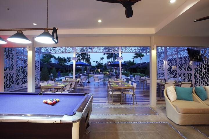 Lounge 158 of 166