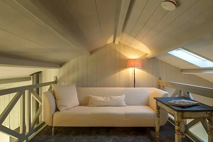 Room 2 of 8