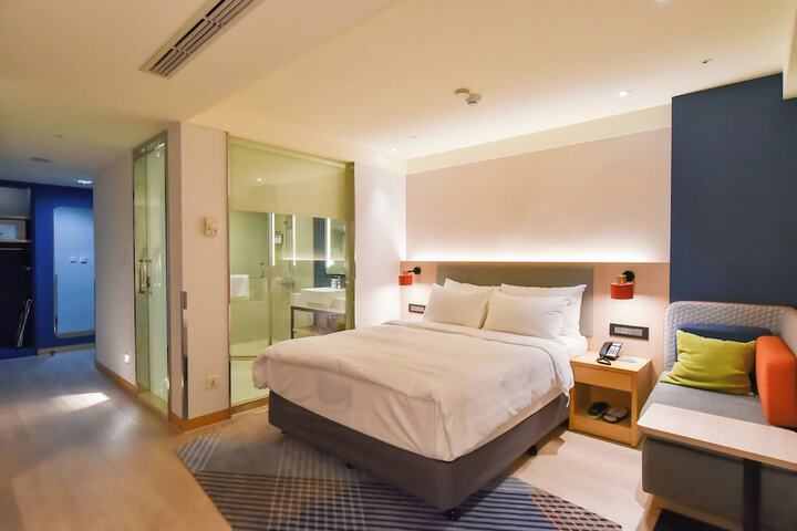 Room 18 of 76