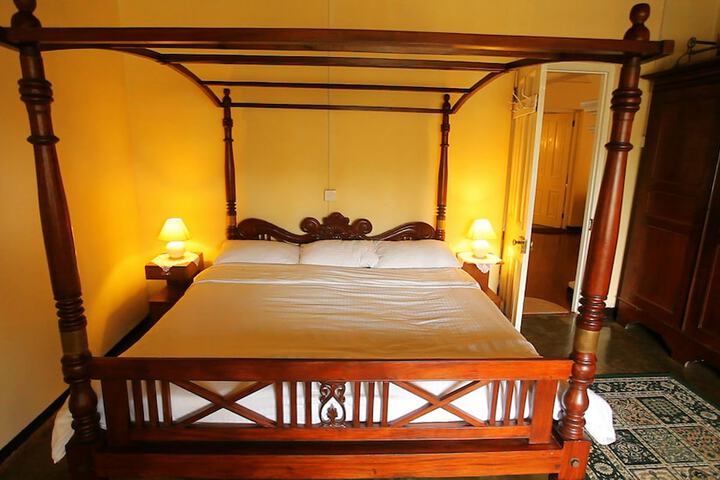 Room 4 of 32