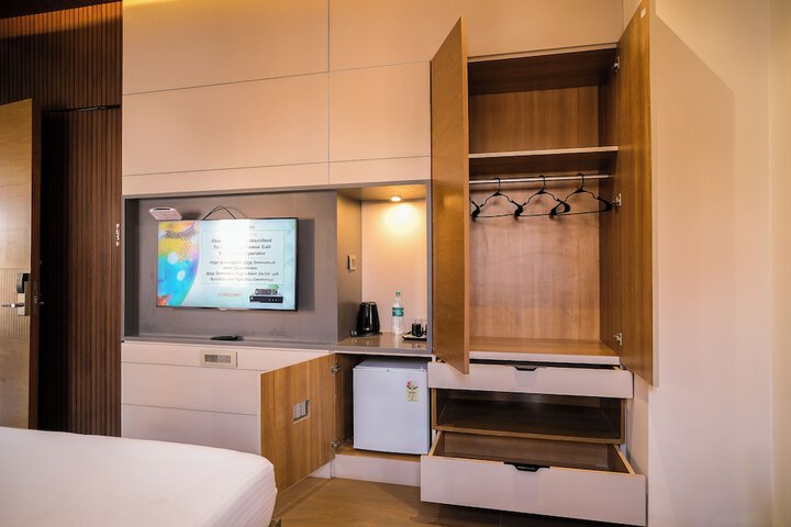 Room 5 of 12