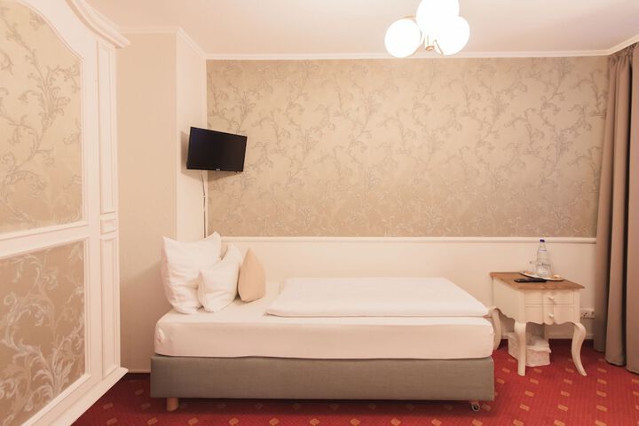 Room 28 of 74