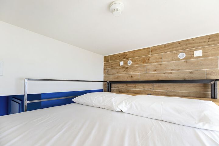 Room 32 of 68