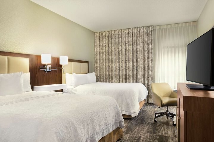 2 Queen Beds (6 of 10)