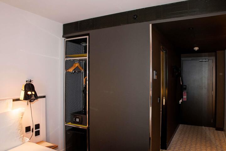 Room 98 of 192