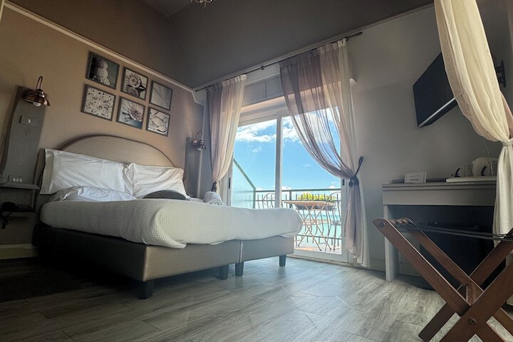 Room 10 of 25