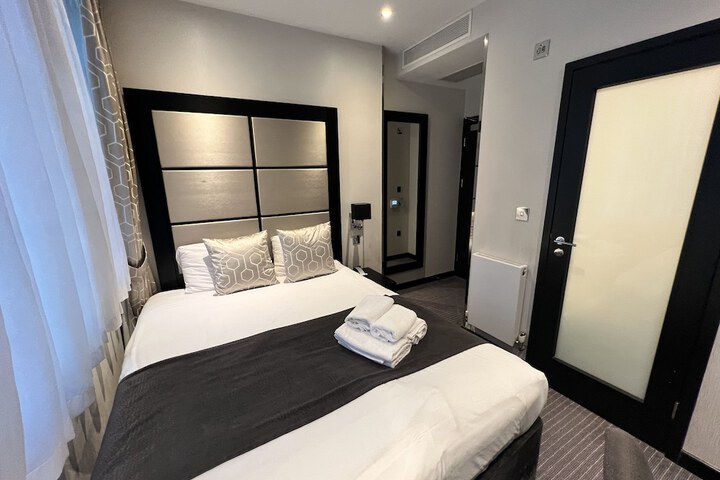 Room 13 of 27