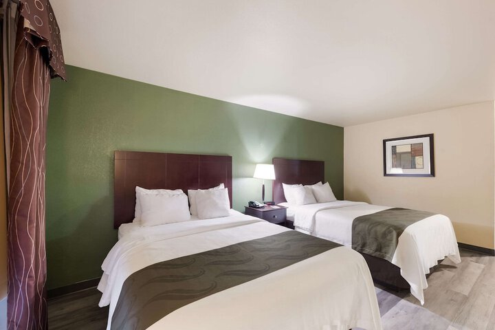2 Queen Beds (4 of 10)