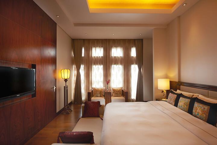 Room 8 of 80