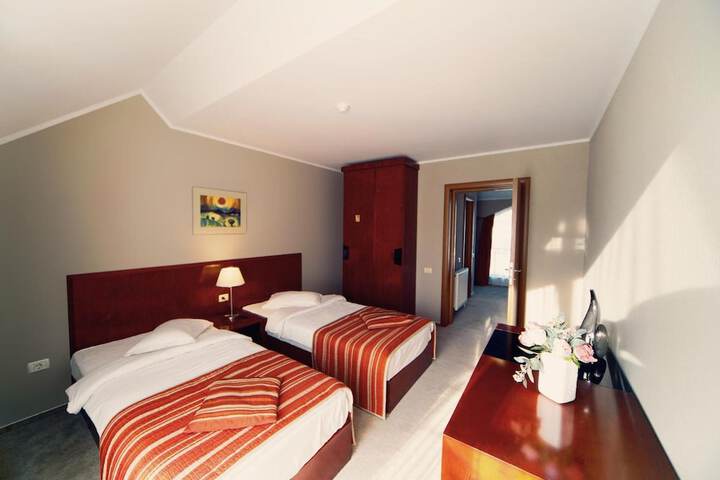 Room 12 of 68