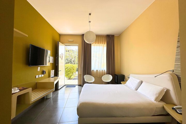 Room 27 of 153