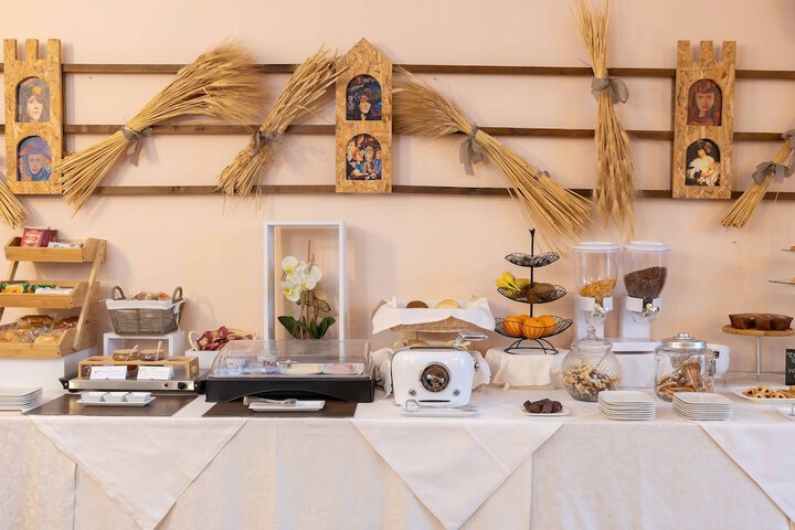 Breakfast/Coffee Service 82 of 104
