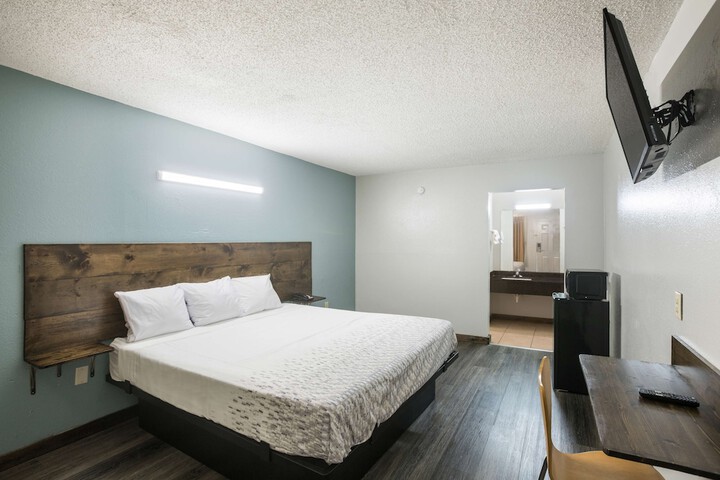 1 King Bed (5 of 14)
