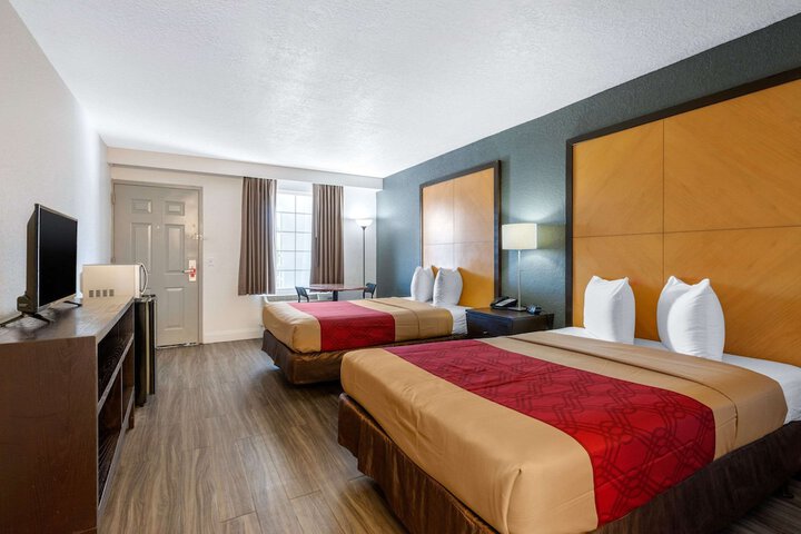 2 Double Beds (7 of 8)