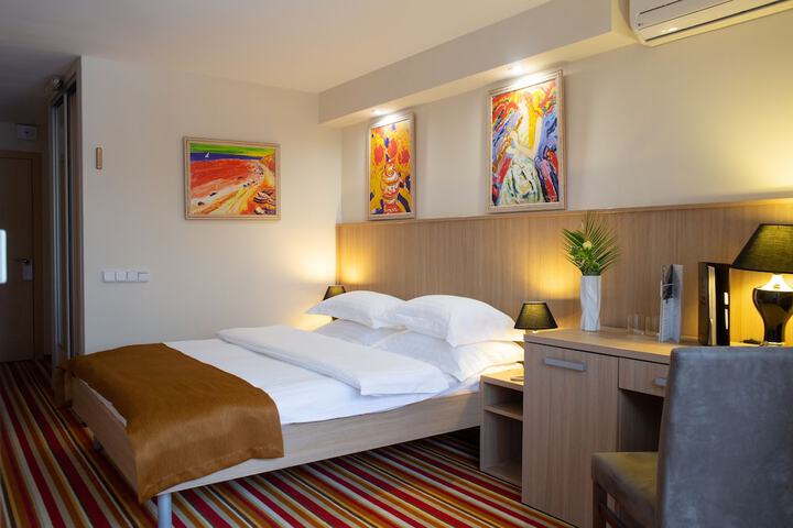Room 10 of 83