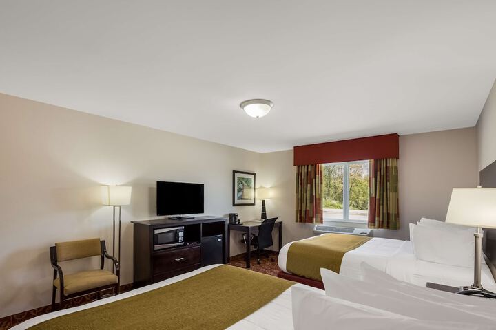 2 Queen Beds Flat Screen Television Microwave and Refrigerator, Continental Breakfast (15 of 18)