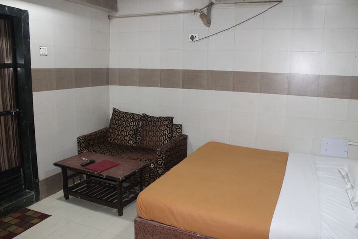 Room 9 of 28