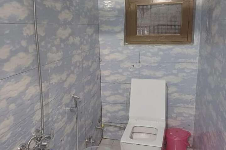Room 9 of 16