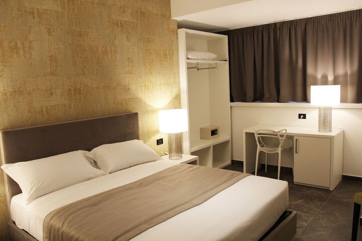 Room 6 of 42