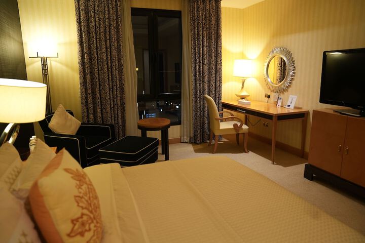 Room 8 of 102