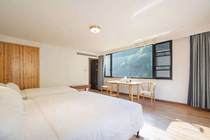 Room 28 of 170