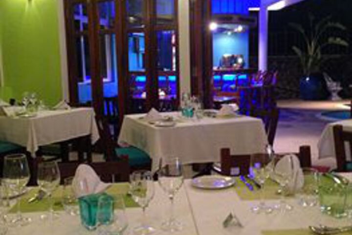 Dining 32 of 33