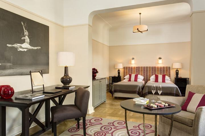Room 18 of 208