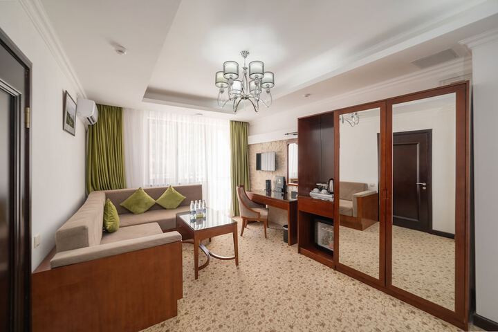 Room 33 of 90