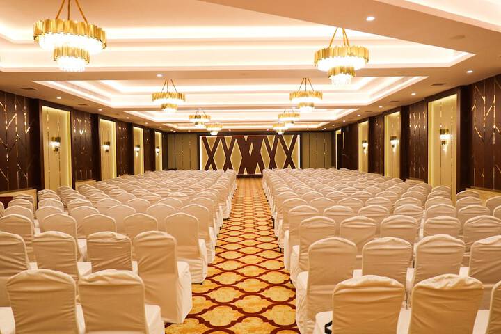 Ballroom/Hall 66 of 74