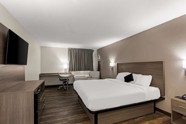 1 King Bed (4 of 6)