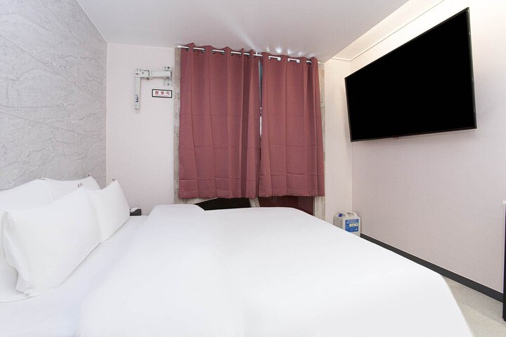 Room 17 of 28