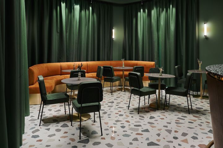 Lounge 84 of 109