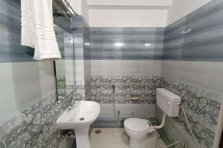 Room 10 of 18