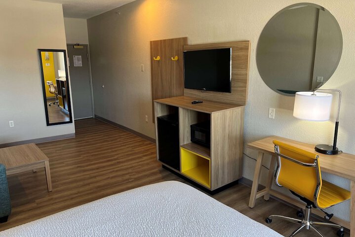 1 Queen Bed (4 of 25)