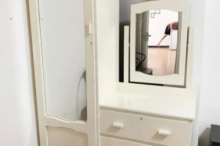 Room 5 of 12
