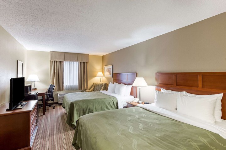 2 Queen Beds (2 of 6)